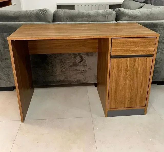 Mesa de computador morada para estudos....