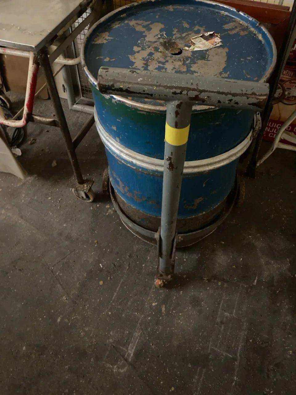 Vendo 1 carrinho de transportar tambores de 200 litros 