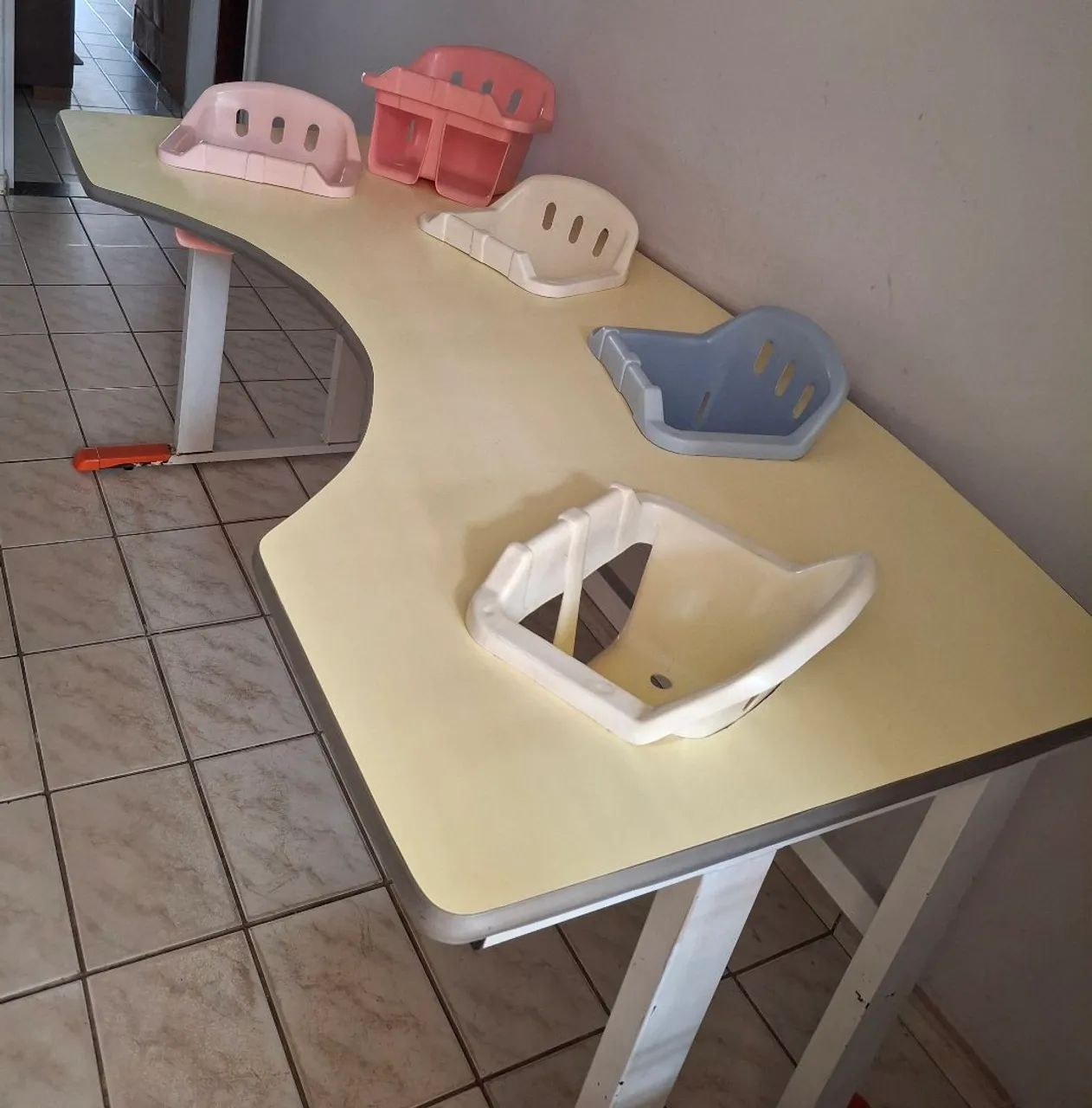 Vendo mesa para refeição de bebês com 4 lugares  - Foto 6