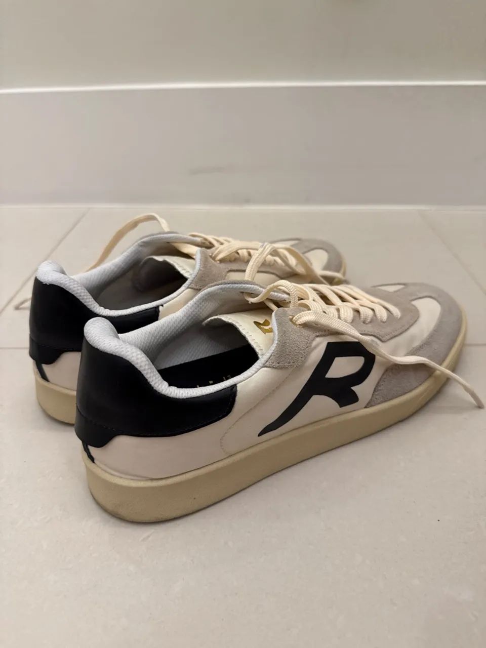 Tênis Casual Bege com Detalhes em Preto - Foto 3