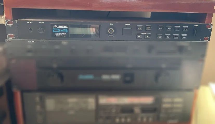 Módulo de bateria Alesis D4 com fonte original - Instrumentos