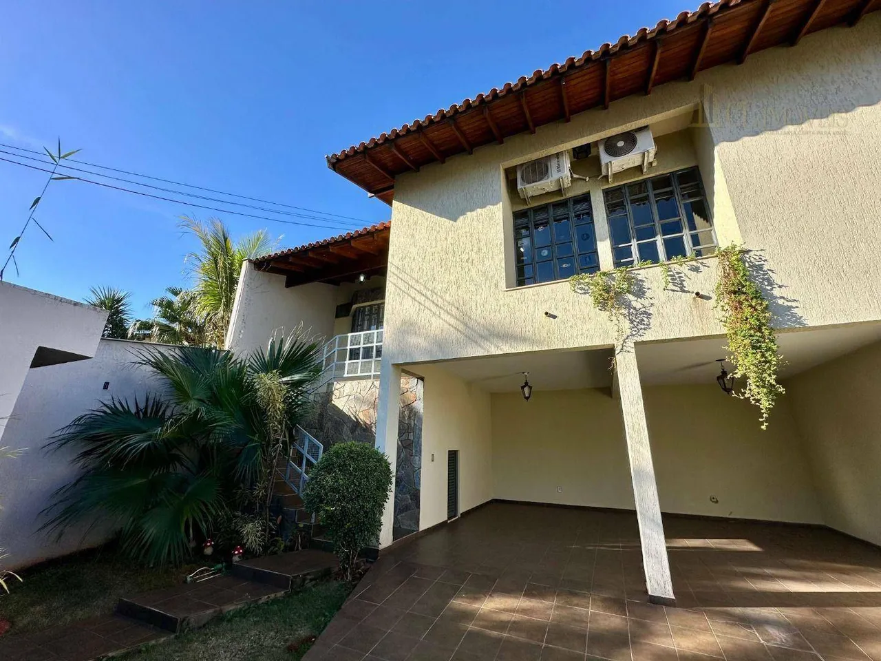 Sobrado com 3 dormitórios à venda, 250 m² por R$ 1.250.000,00 - Araxá - Londrina/PR