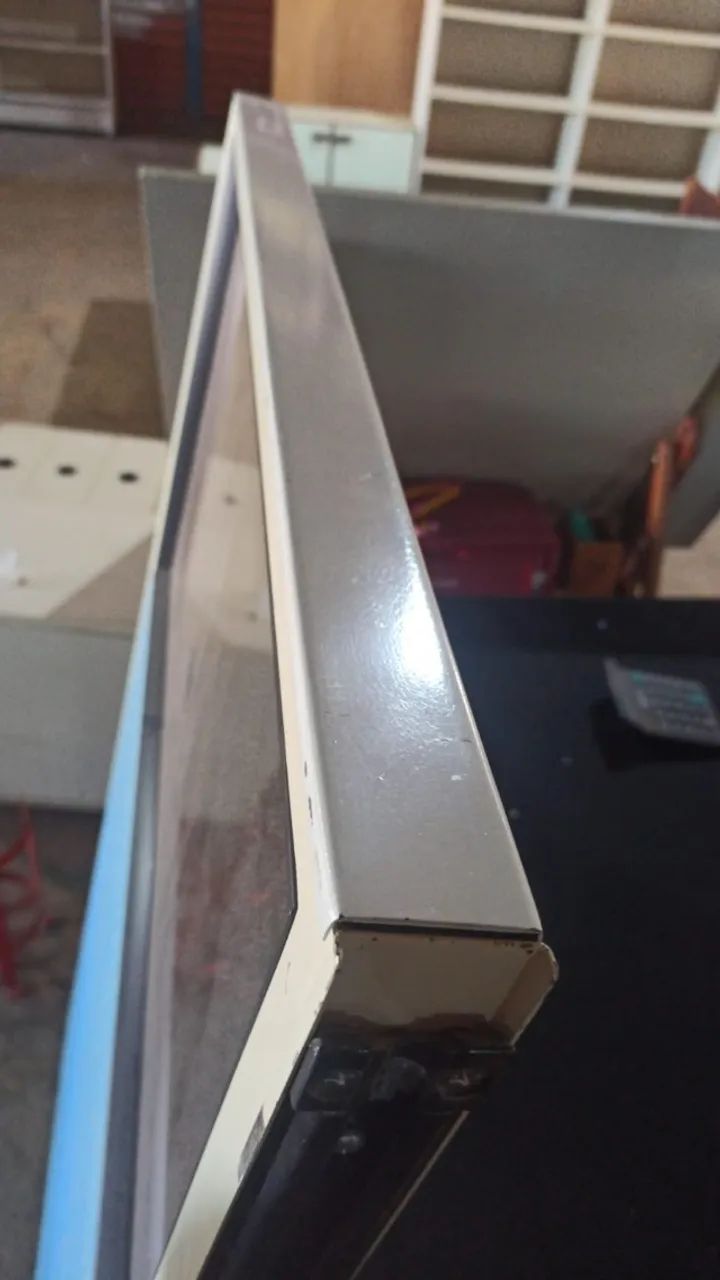 *Divisória de Escritório com Visor Superior em Vidro* - Foto 2