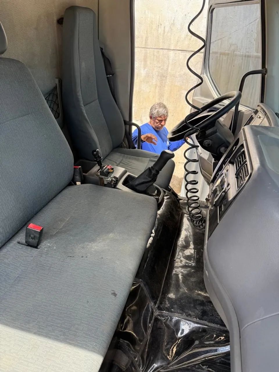 Caminhão caçamba Volvo 260 ano 2011 - Foto 6