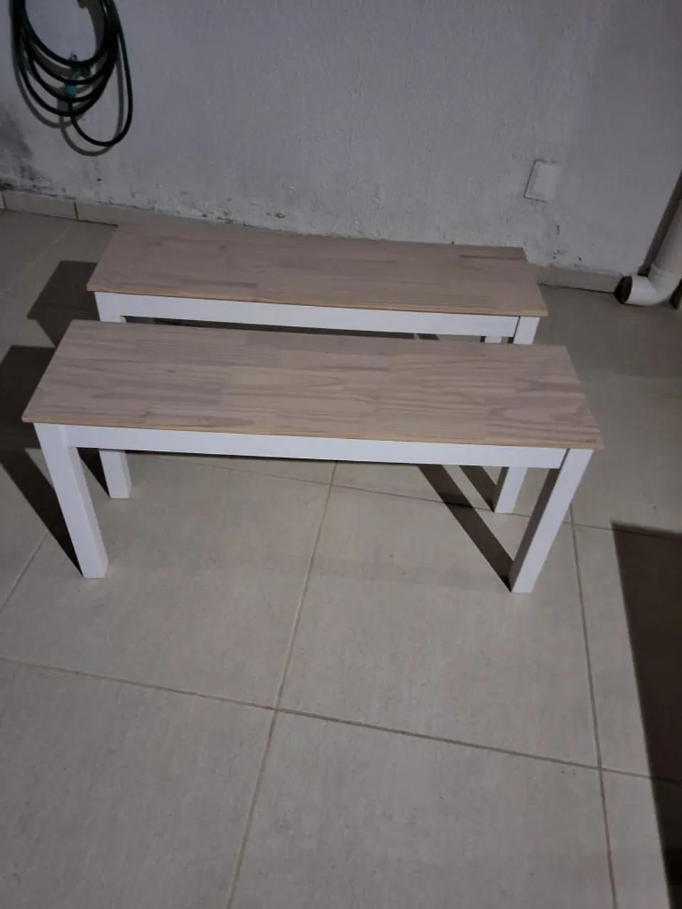 Mesa e bancos de áreas internas