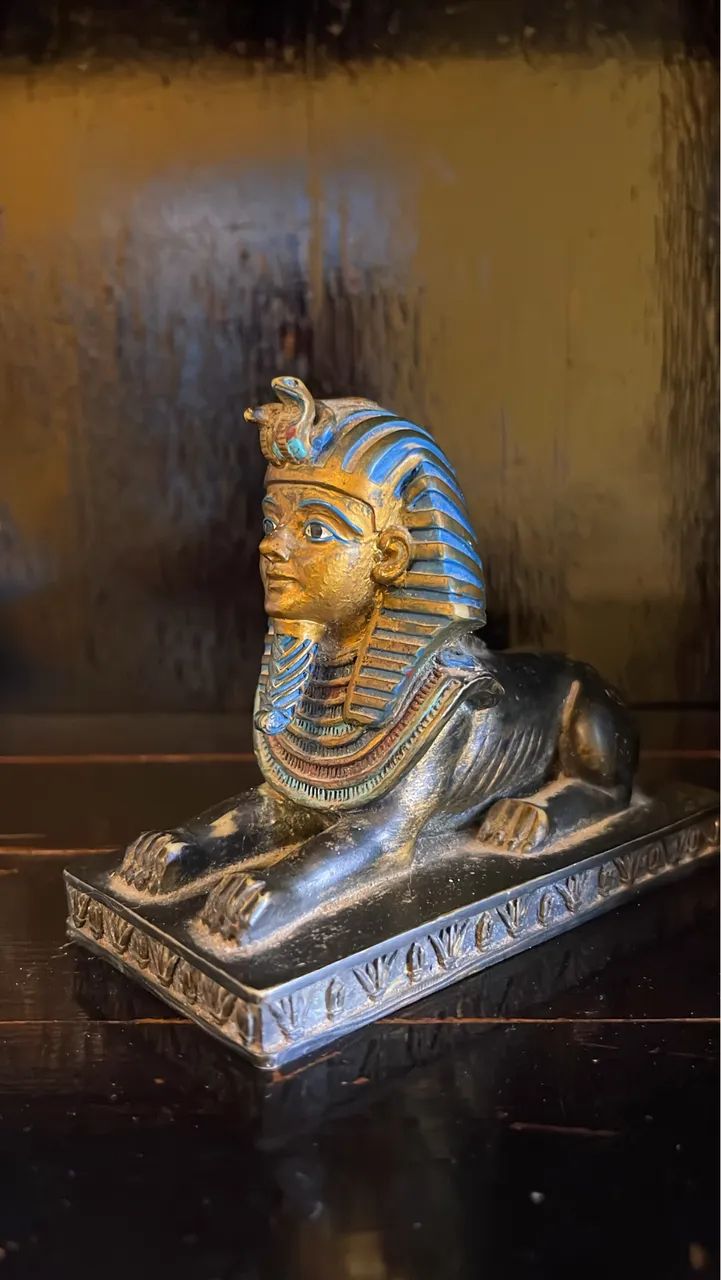 Linda estátua de uma esfinge, em resina