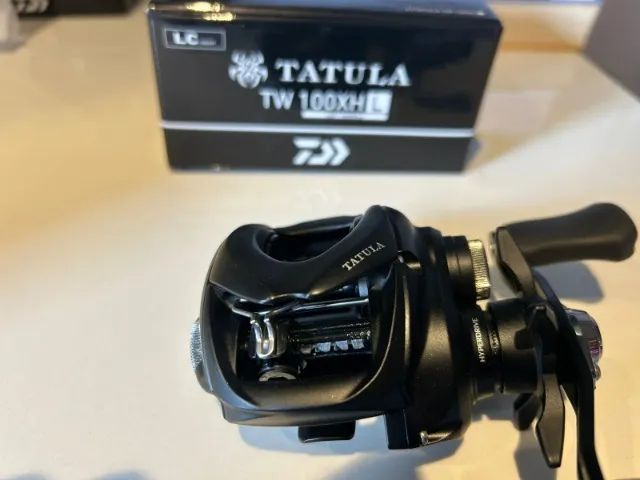 Daiwa 24 Tatula TW 100XHL Bait Reel (esquerda) - Foto 4
