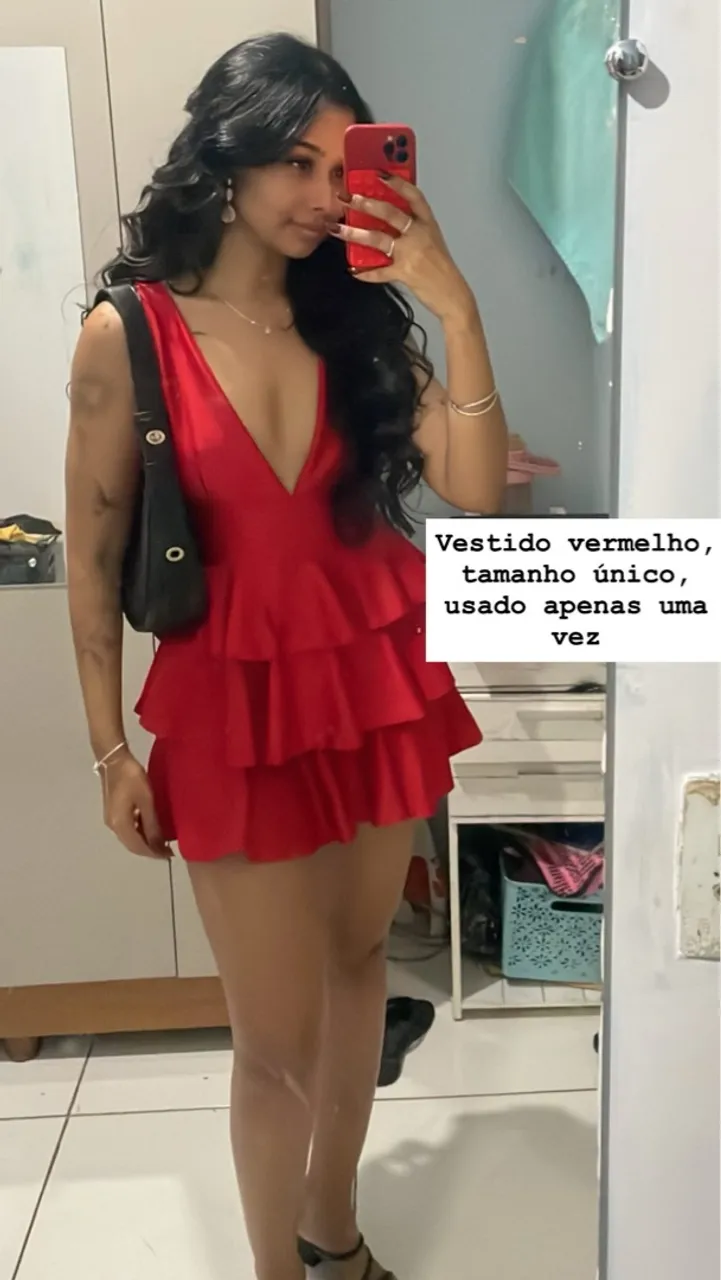 Roupas usadas apenas uma vez para venda.