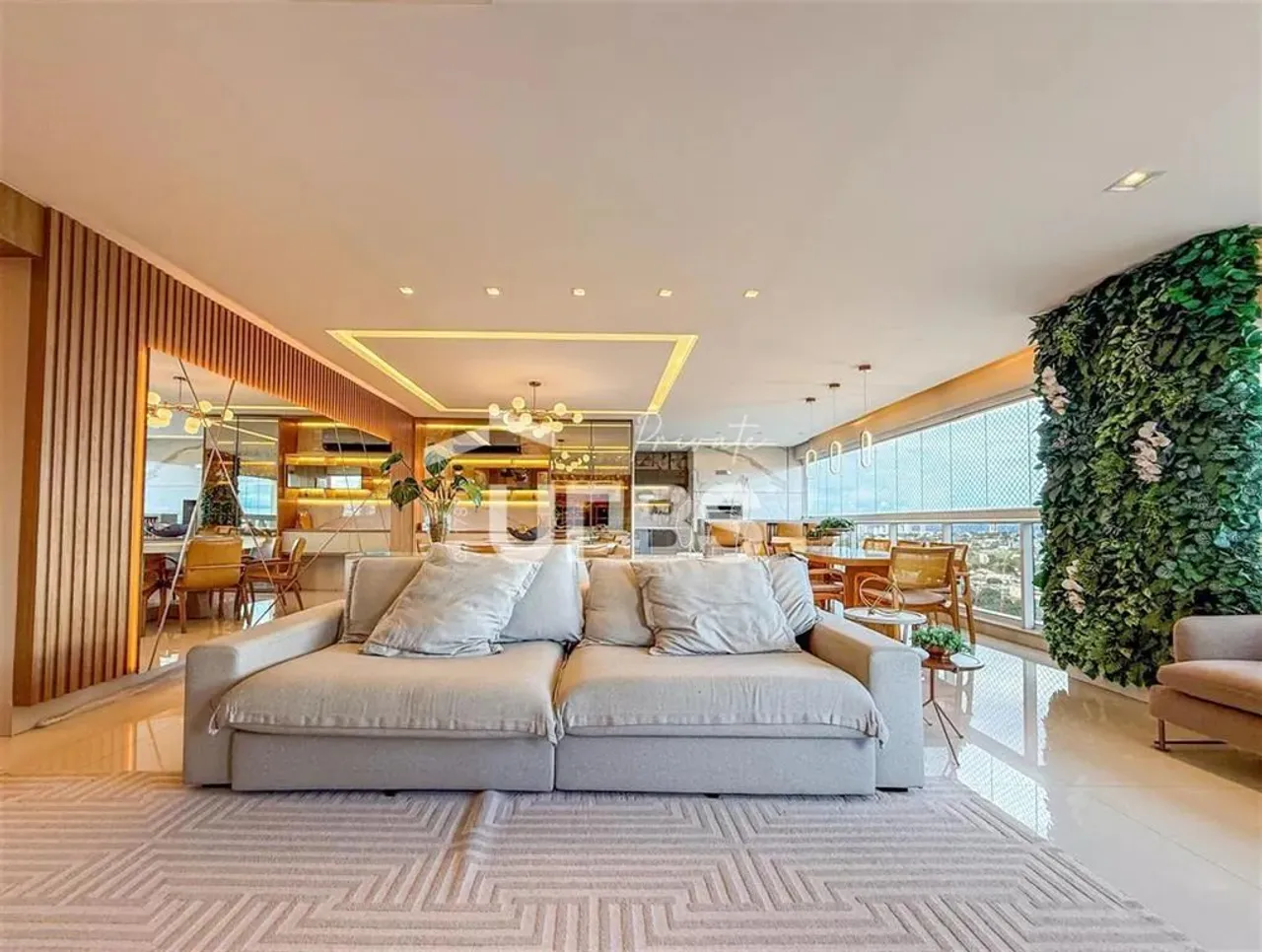 Apartamento mobiliado no Setor Marista com 4 suítes e 3 vagas de garagem.