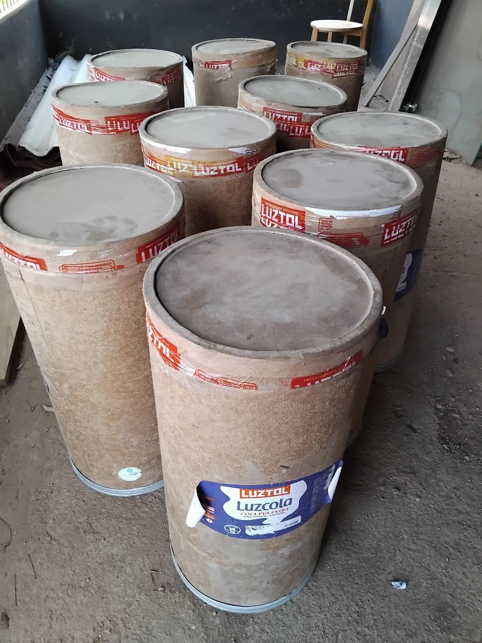 Tambores de Cola PVA Luztola - cola em ótimo estado de conservação, apropriada para divers