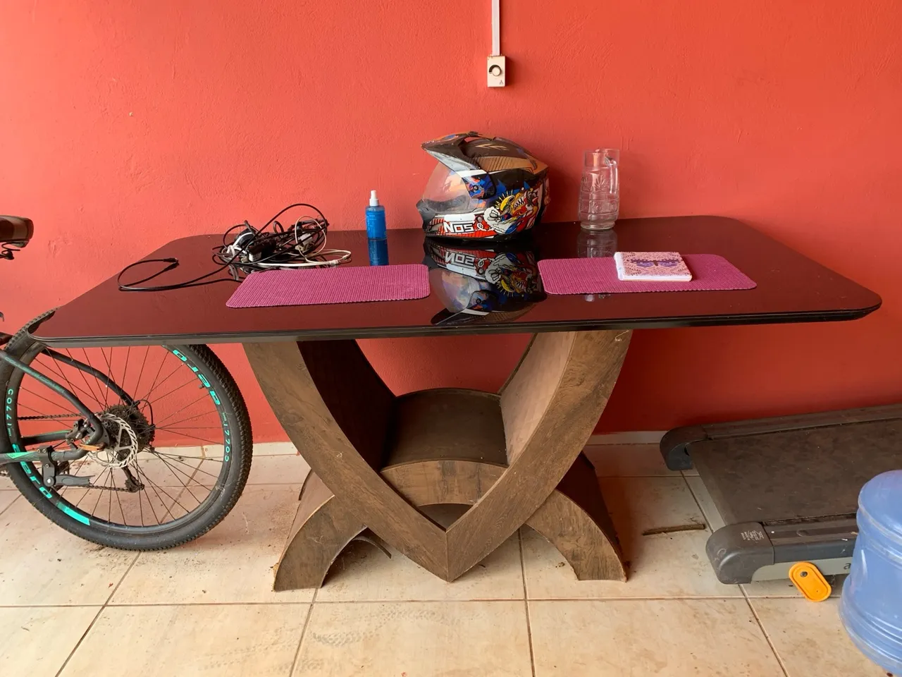 Mesa de vidro com base em madeira