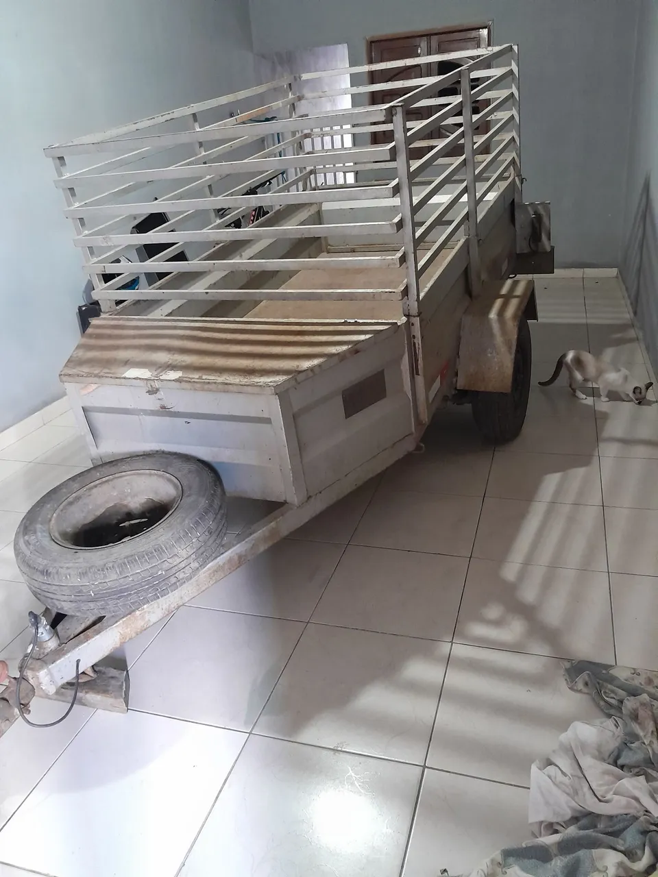 Carretinha com sub grade removível.