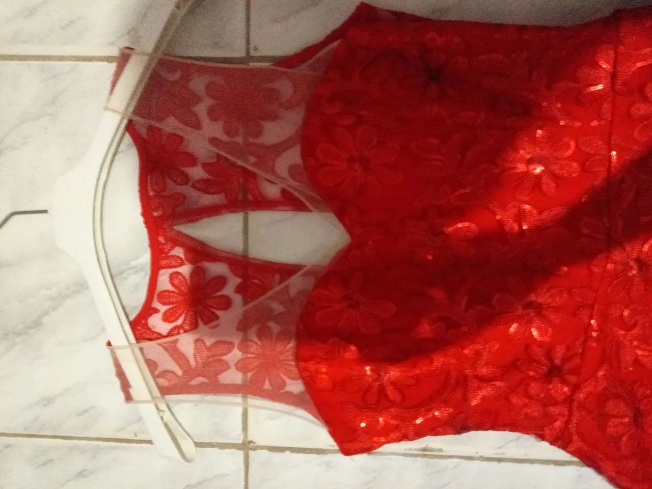 Vestido Vermelho de Festa com Detalhes em Renda - Foto 3