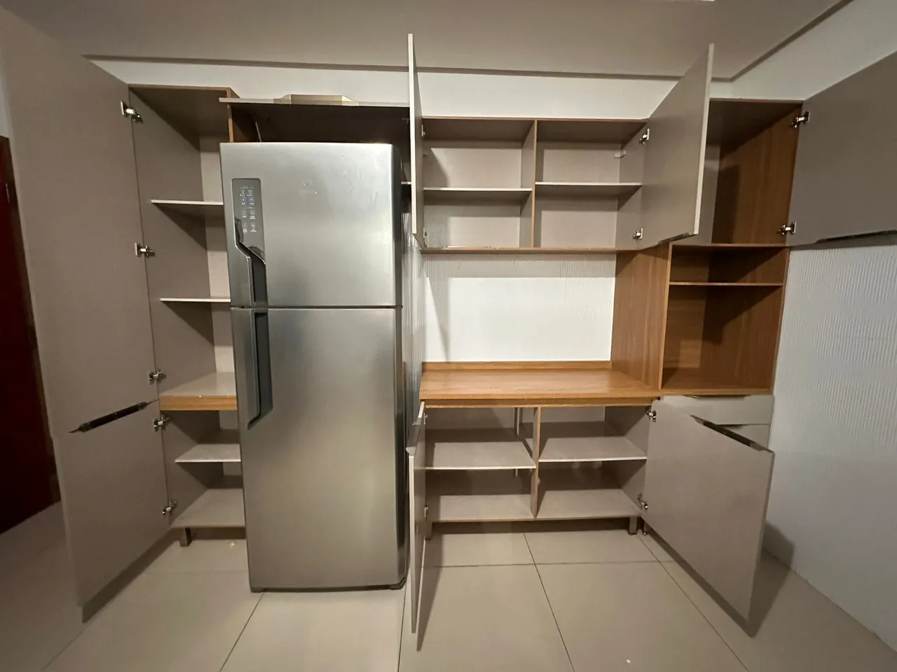 Armário planejado para cozinha com espaço para geladeira