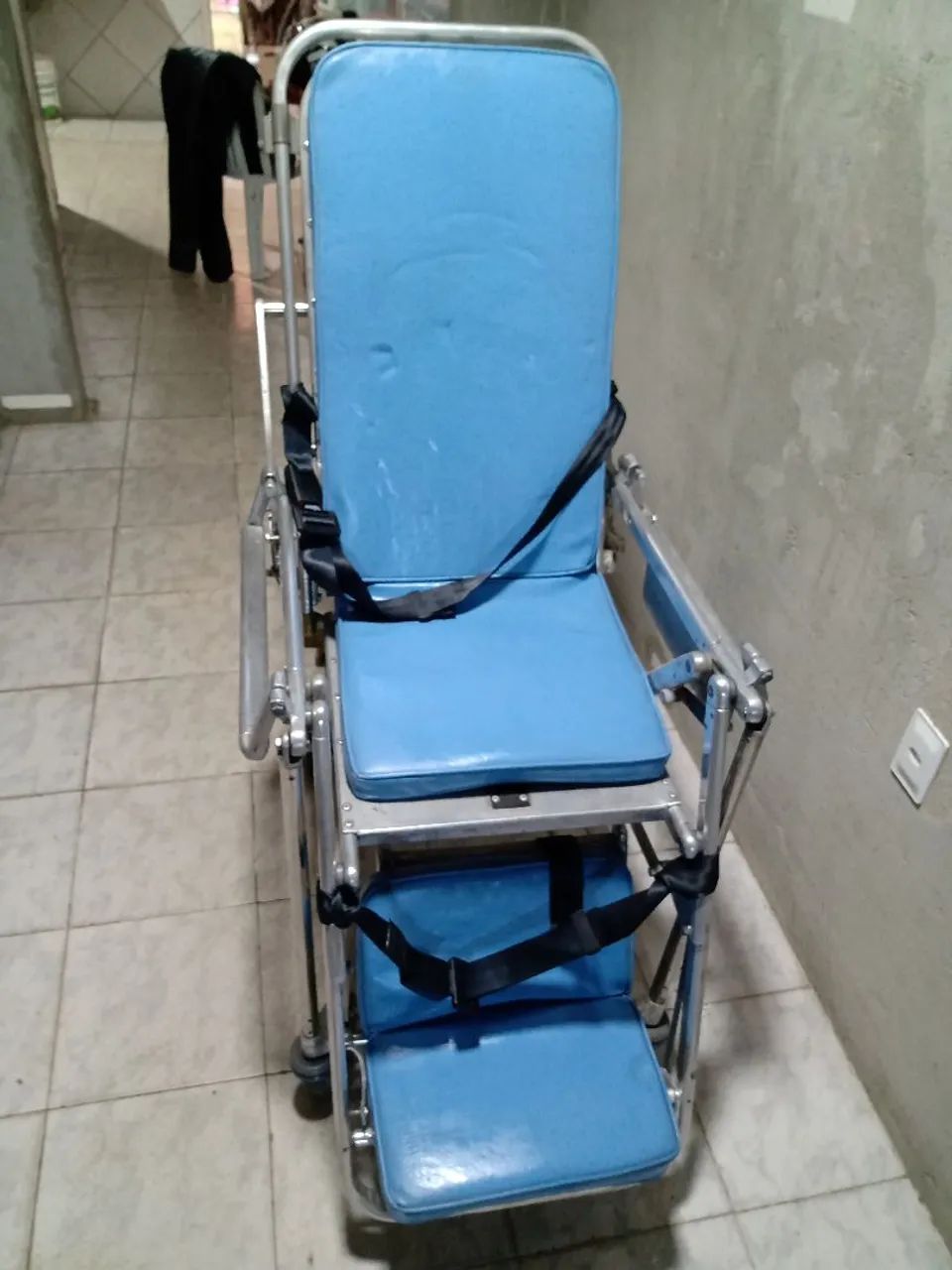 Maca hospitalar toda em alumínio e o melhor transforma em cadeira de rodas ótima opção 
