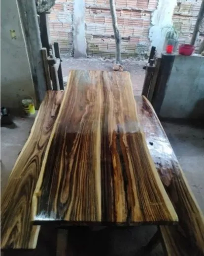 Mesa de jantar rústica em madeira maciça
