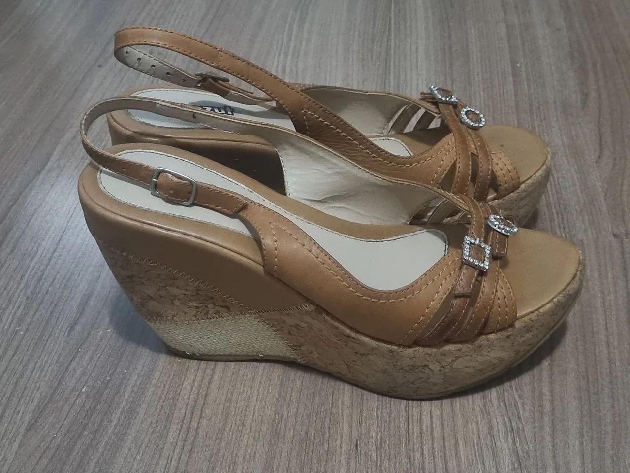 Sandália Anabela nº. 37 bege com Detalhes