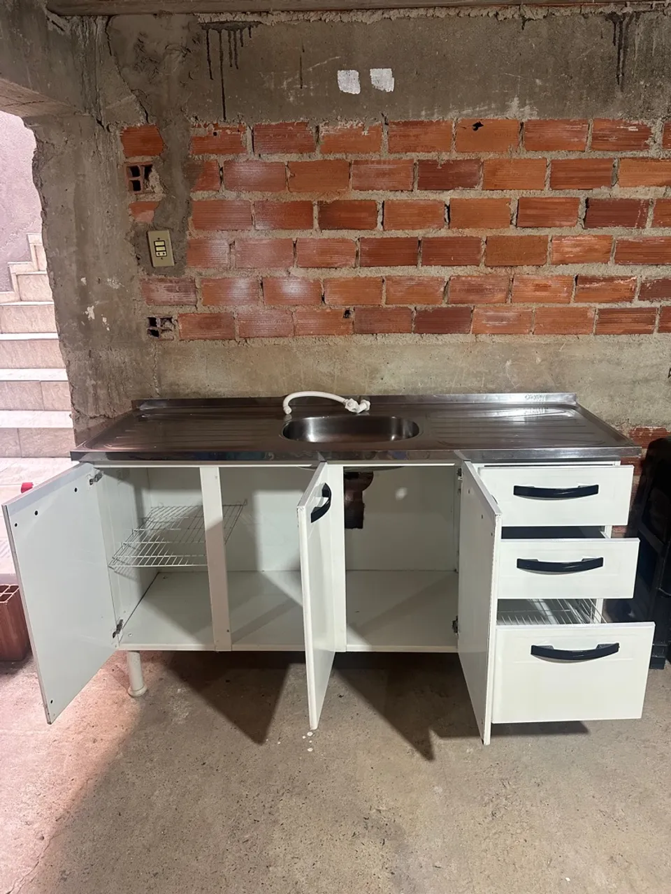 Pia Inox com gabinete e torneira