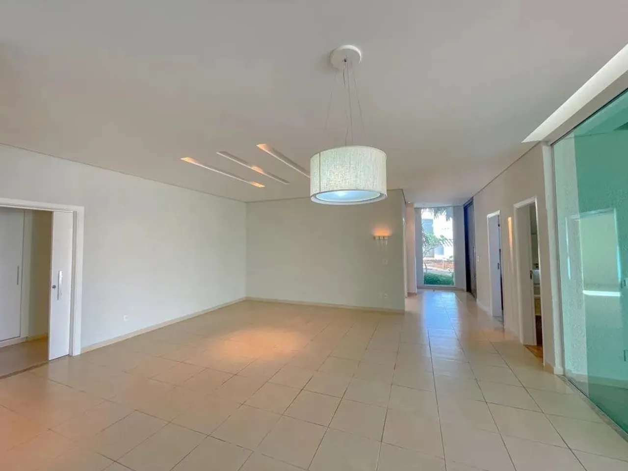 Casa em Condomínios - 4 dormitórios - 340,00m² - Cond. Jardins Roma