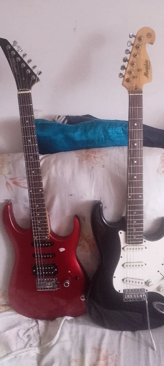 Guitarras elétricas - Uma vermelha e uma preta - Ótimo estado!