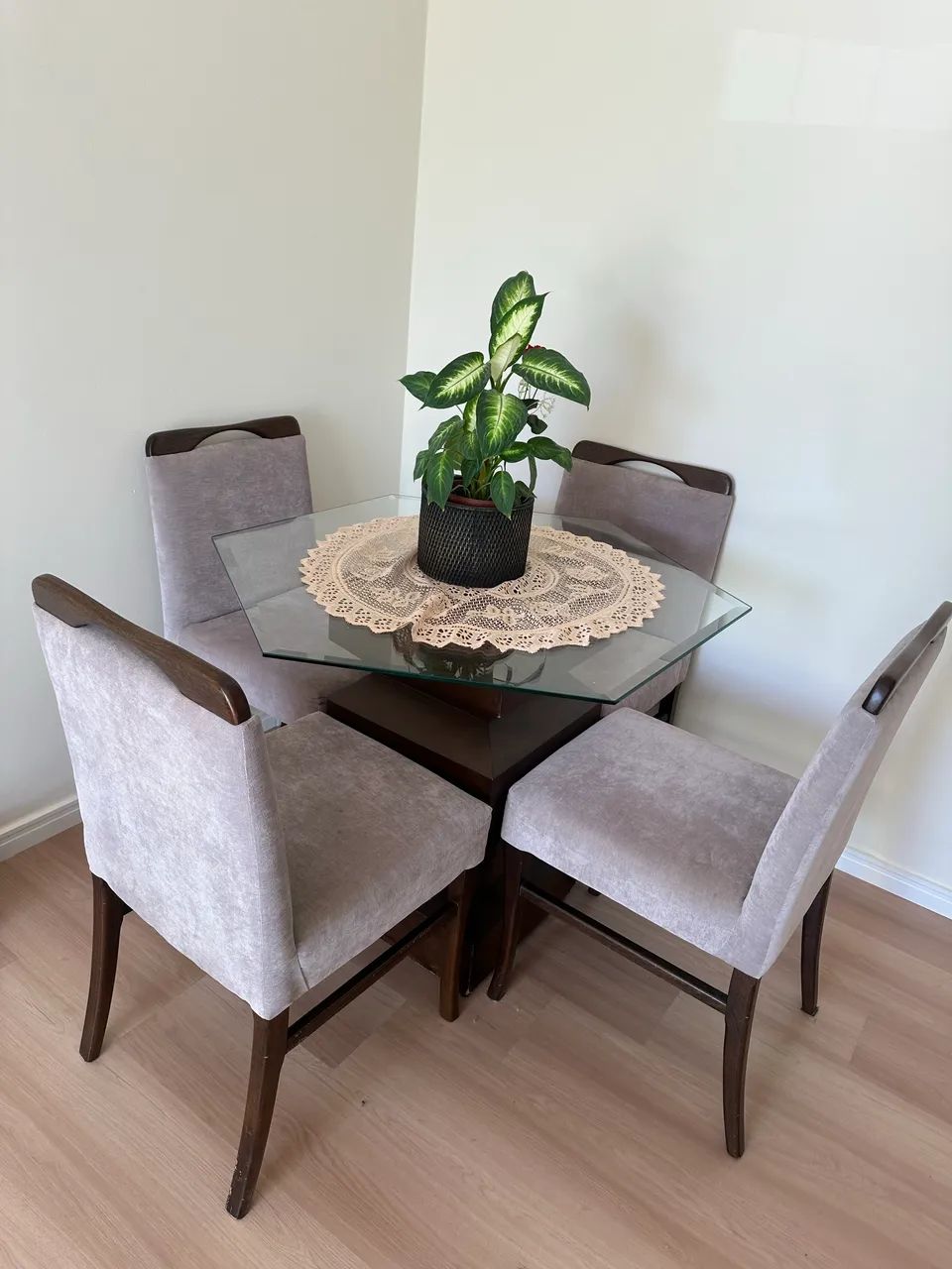 Mesa com 4 cadeiras em excelente estado - Foto 4