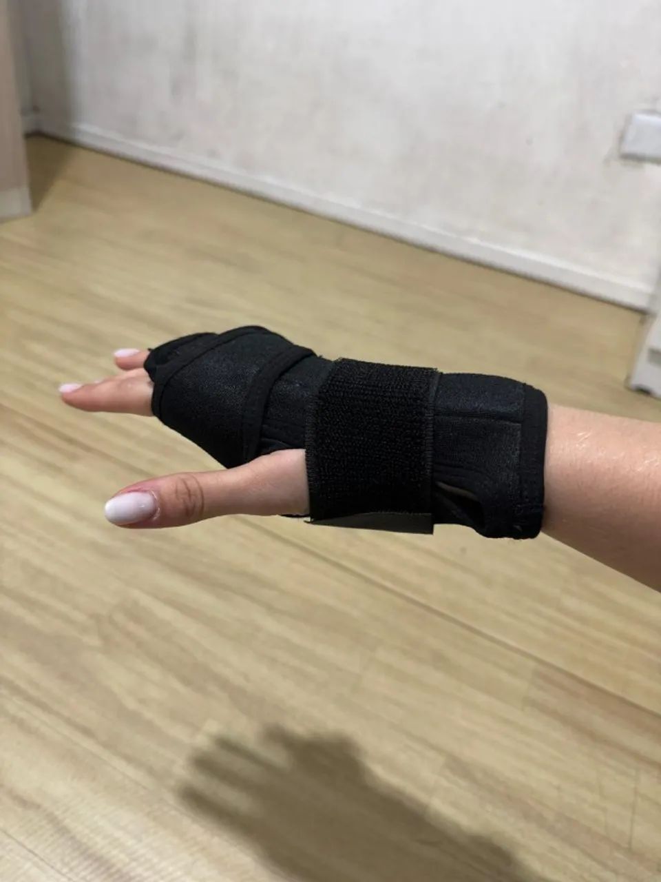 Munhequeira com tala ajustável 
