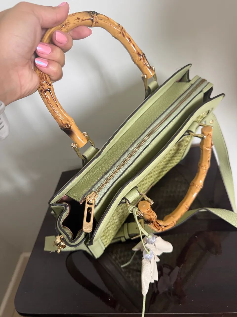Bolsa Jorge Bischoff verde com alça de madeira  - Foto 3