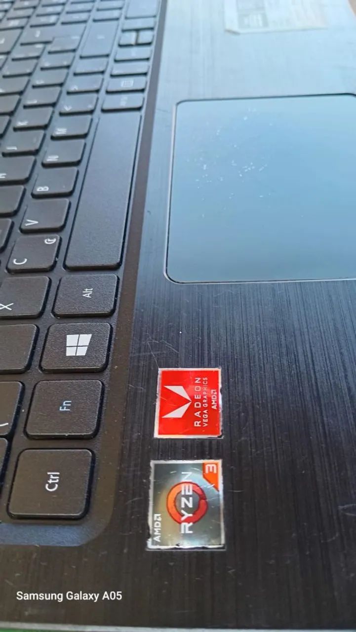 Vendo um notebook com defeito somente na bateria e um risco na tela, funciona tudo normal - Foto 4