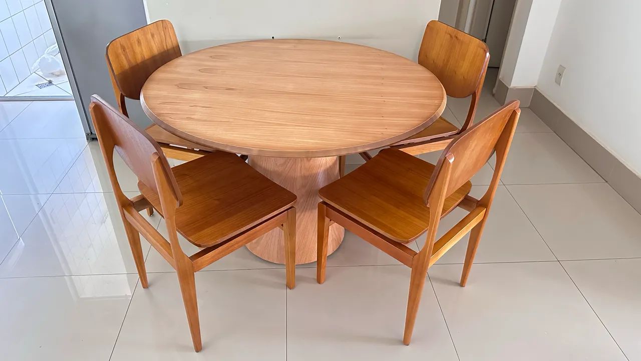 MESA DE JANTAR 100% MADEIRA COM 4 CADEIRAS