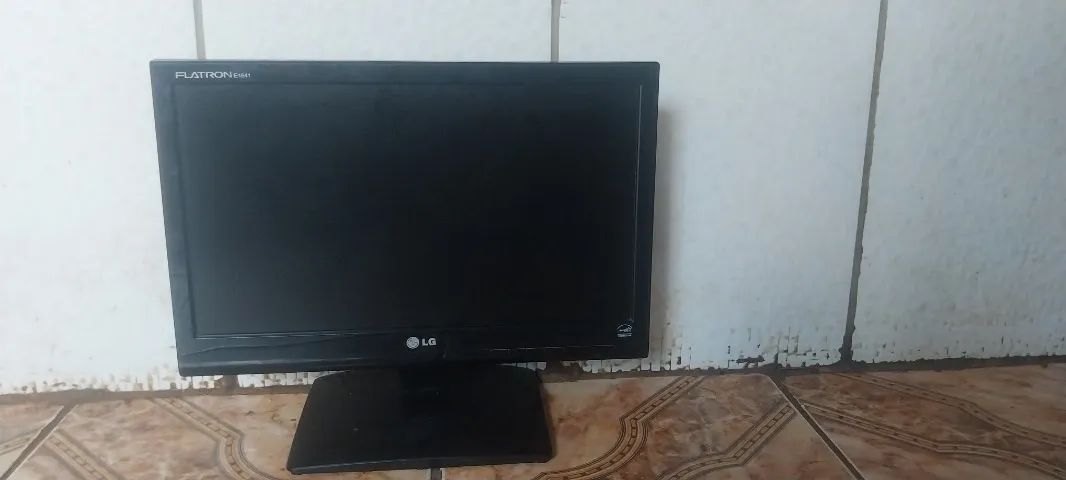 Vendo Monitor e CPU de computador