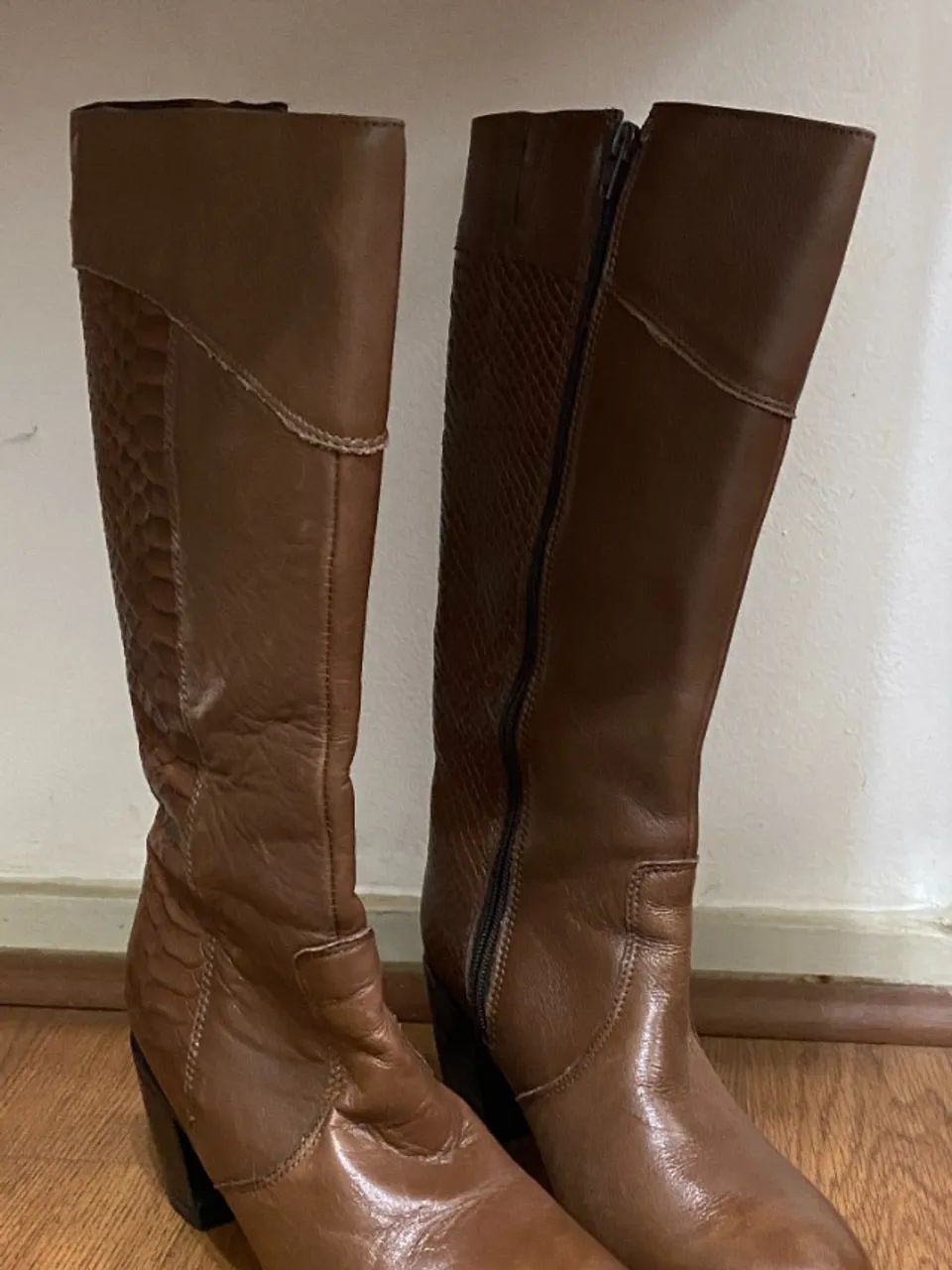 Bota Cano Alto Marrom Arezo