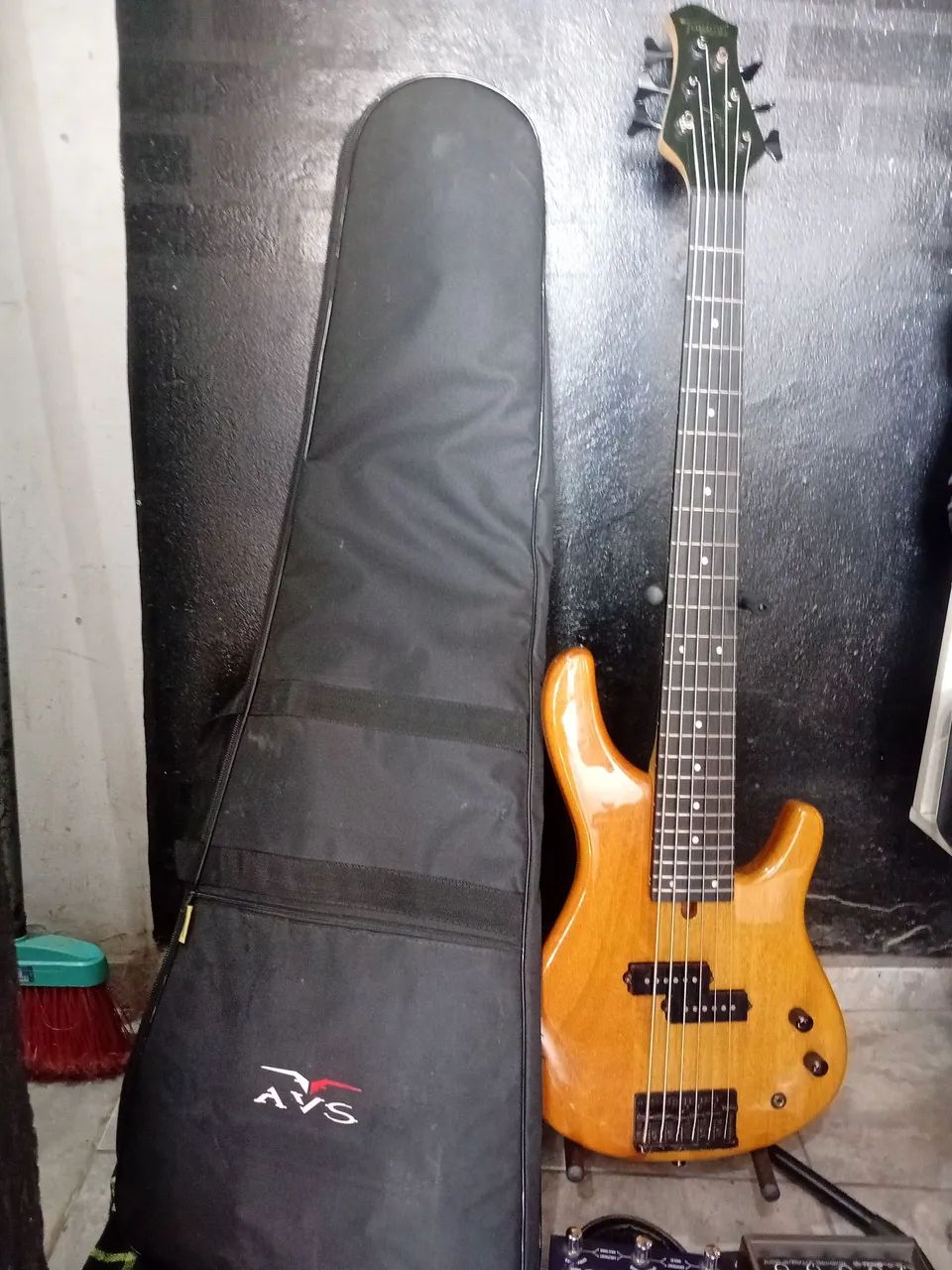 Baixo com acessórios 