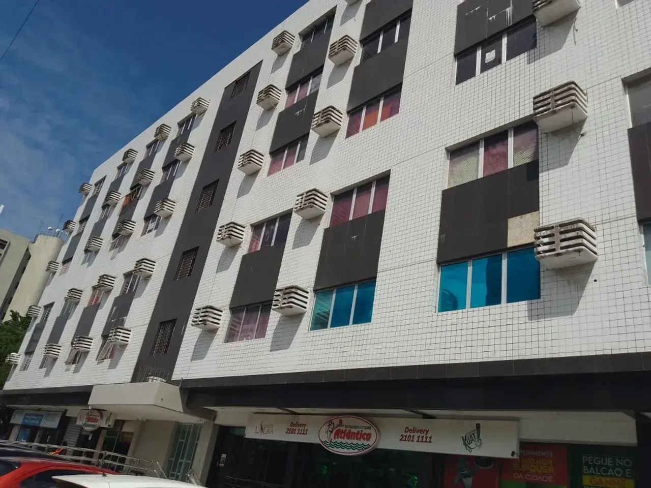 Salas comerciais no coração da Ilha do Retiro.