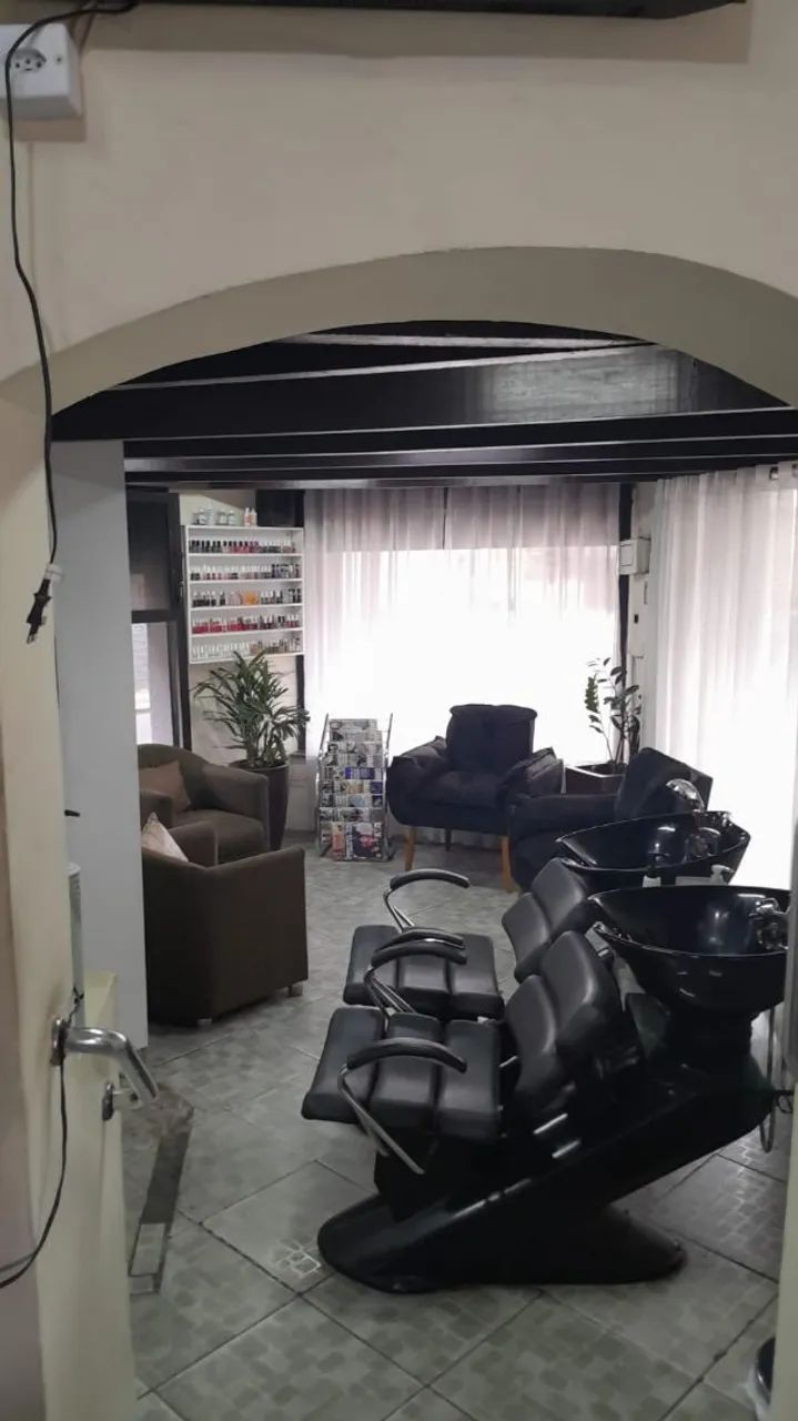 Precisamos de cabeleireira que seja manicure.
