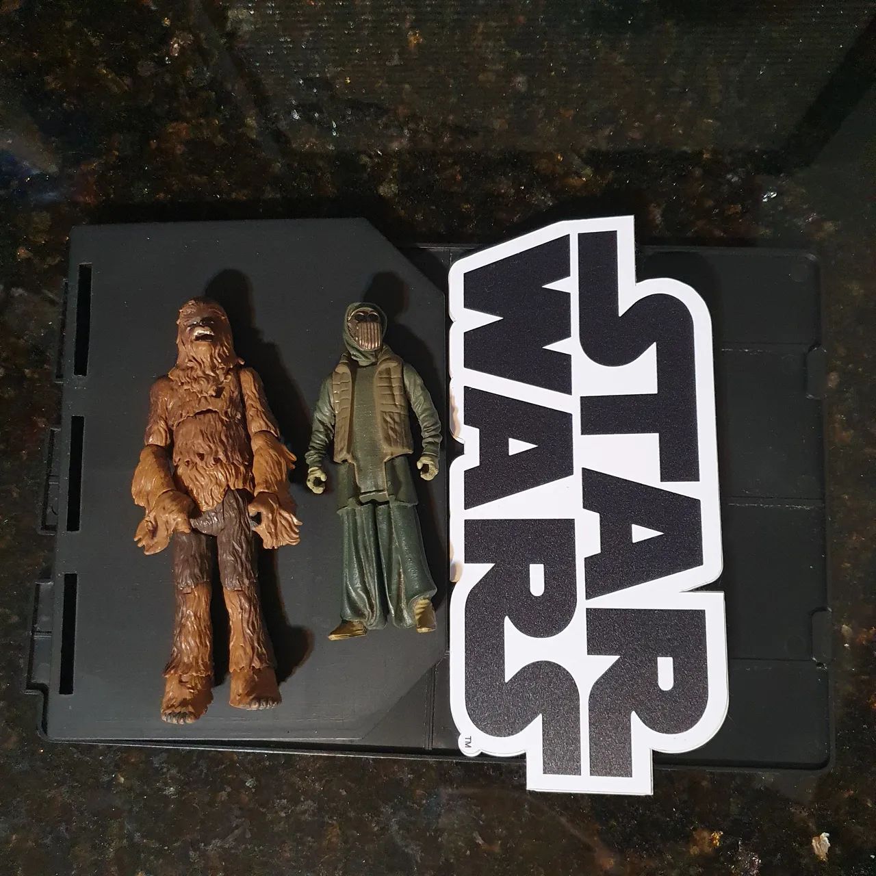 Kit Action Figure Star Wars Chewbacca + Unkars Thug + Base - Foto 4