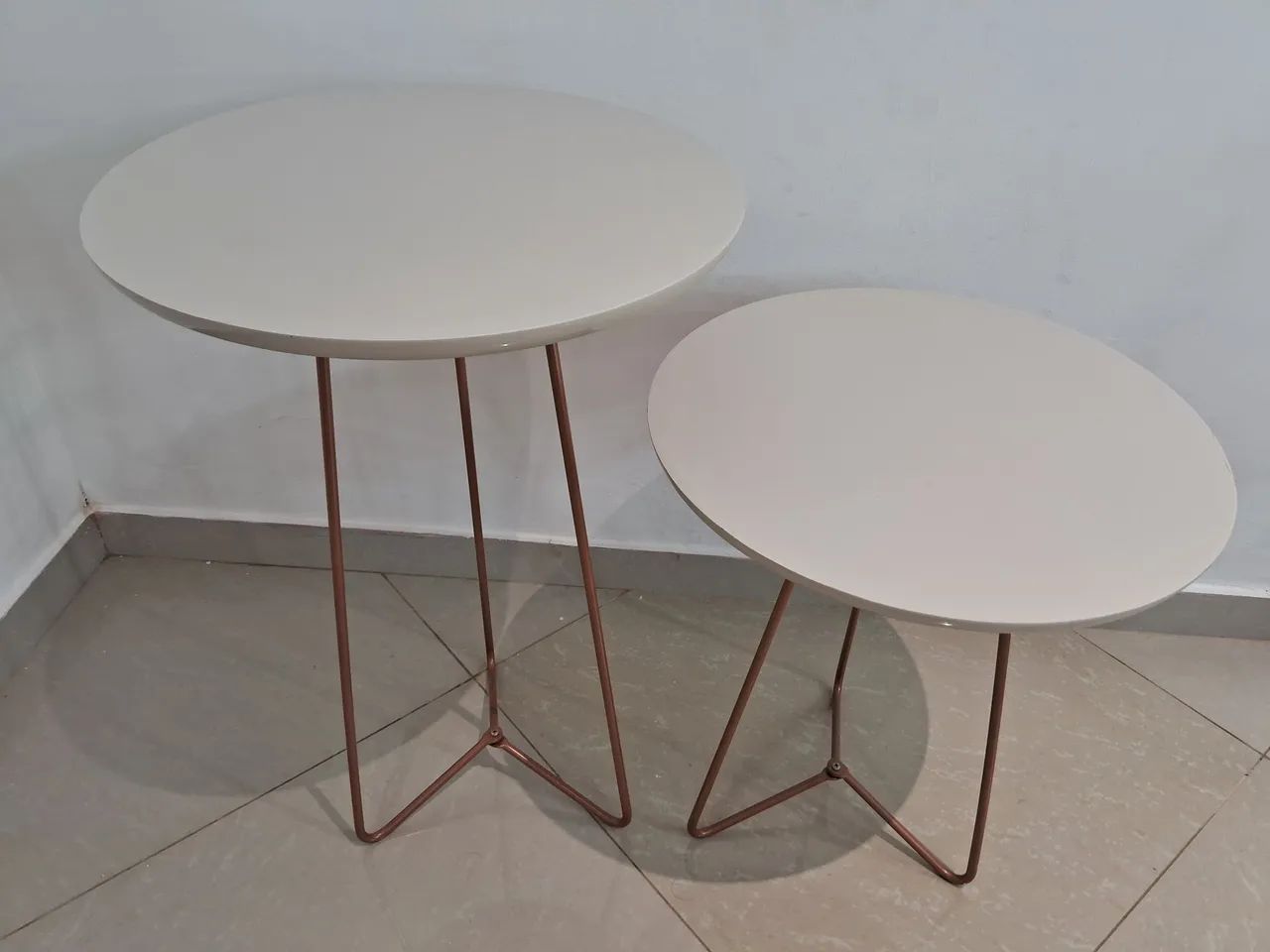 Conjunto de 2 mesas de canto.