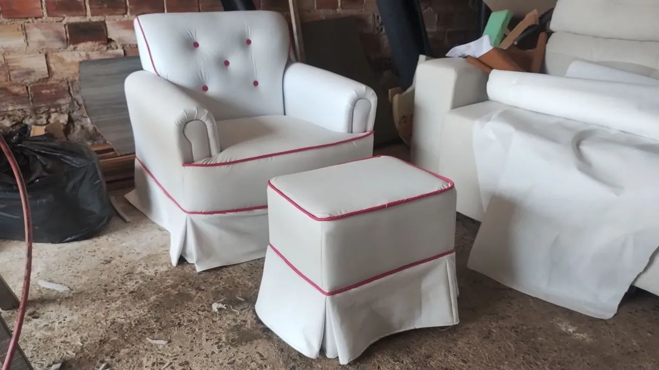 Poltrona feminina com puff  - Foto 4