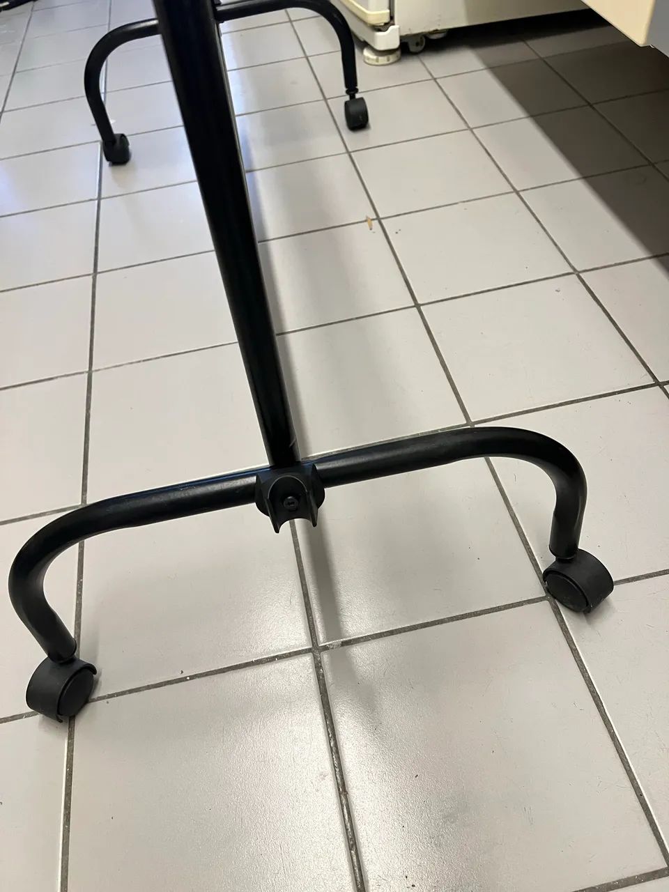 Arara simples para roupa 60 cm com rodízios  - Foto 3
