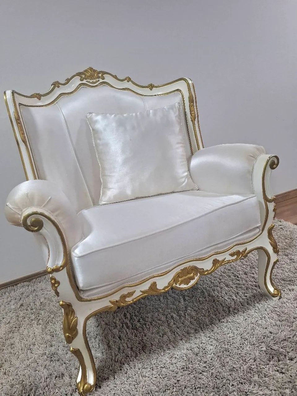 Conjunto de sofá no estilo Luís XV branco com detalhes dourados - Foto 3