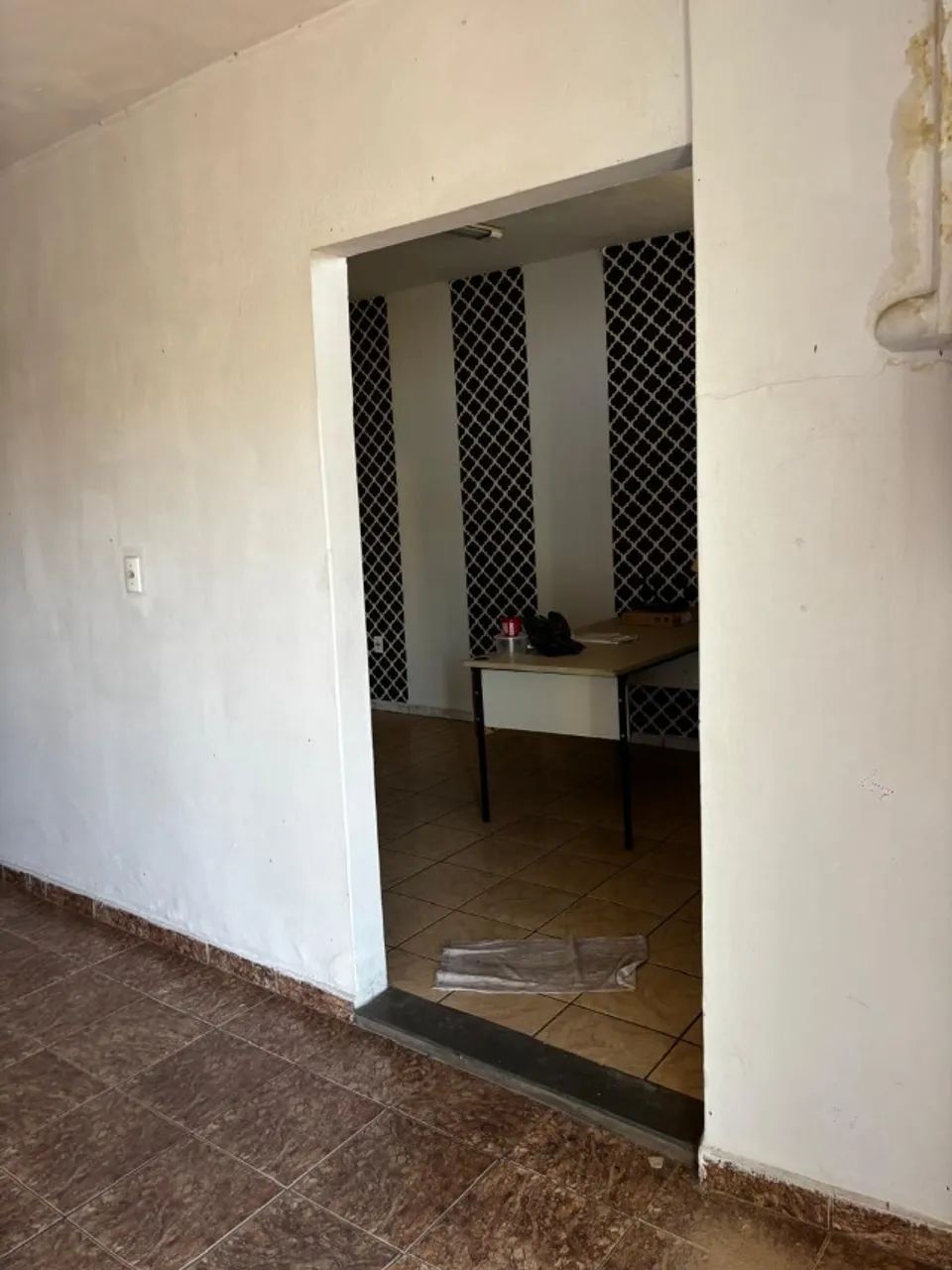 Sala em frente BR 050 em dois ambientes, com banheiro, 30m²