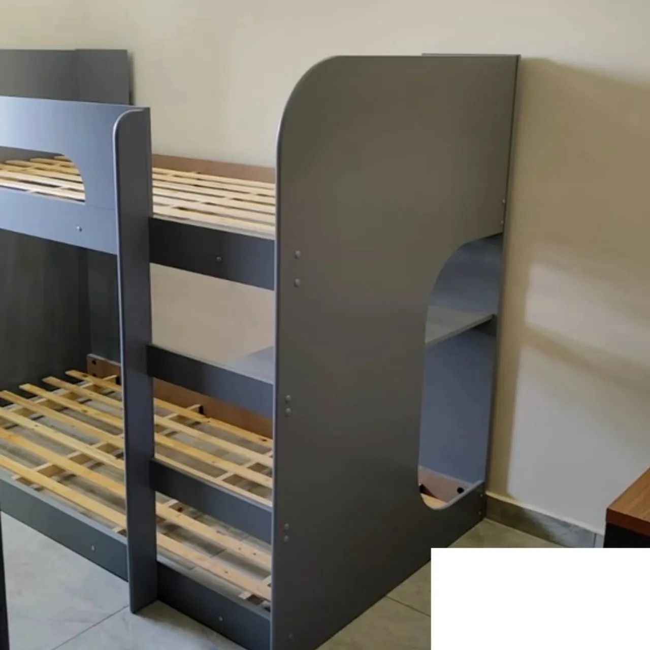Beliche Montessoriana com Pés, Escada e Proteção Grande na Cama Superior  - Foto 2