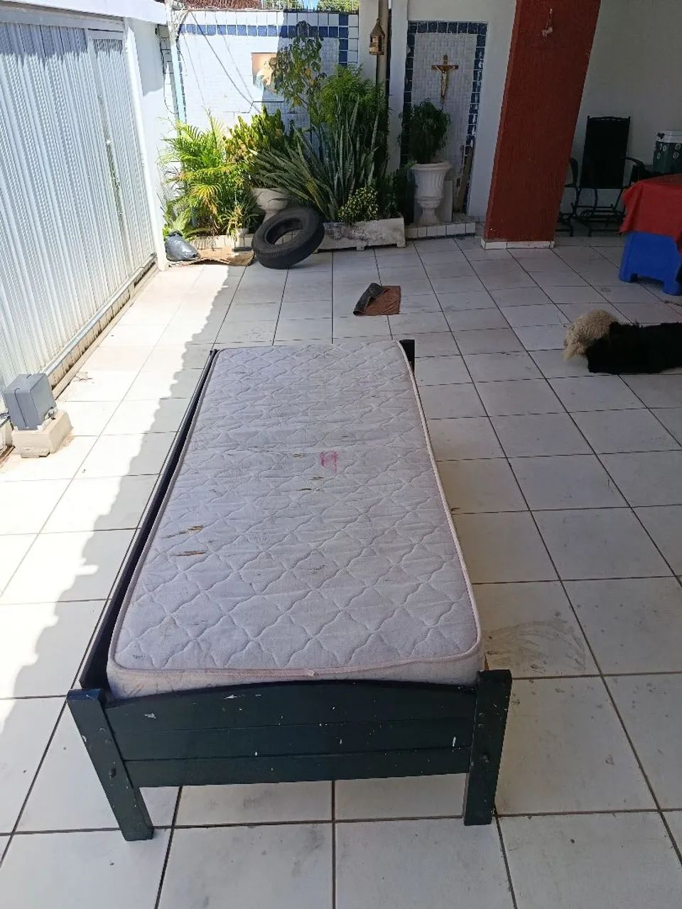 Cama de solteiro em madeira muito boa com colchão  - Foto 3