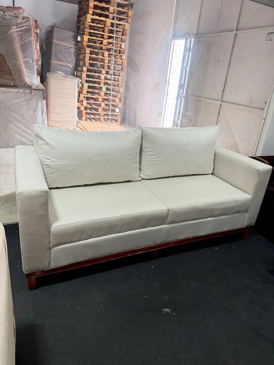 sofá com base em madeira executivo