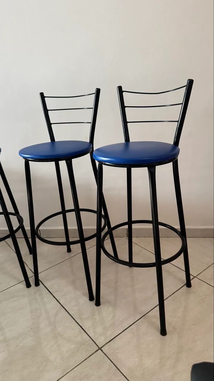 Banquetas Altas com Encosto - Ferro Preta e Assento Azul - Foto 4