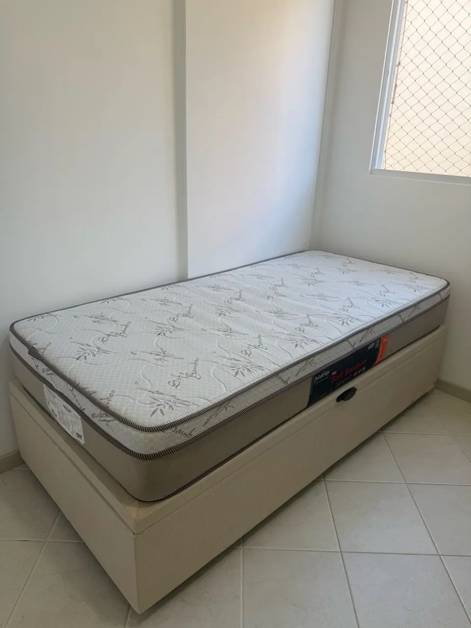 Cama de solteiro com baú 