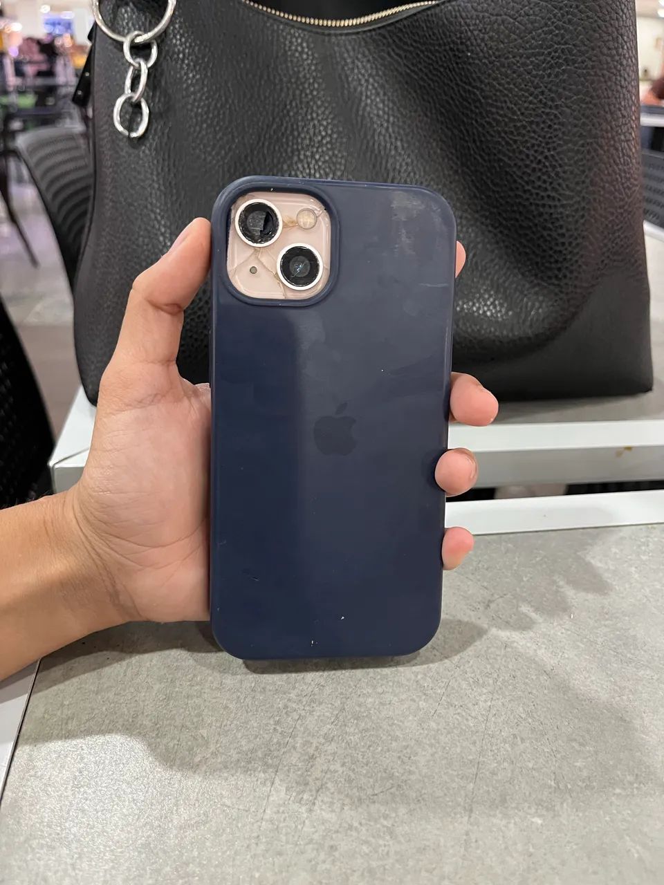 iPhone 13, 256GB. Aparelho precisa de reparos, mas funciona.