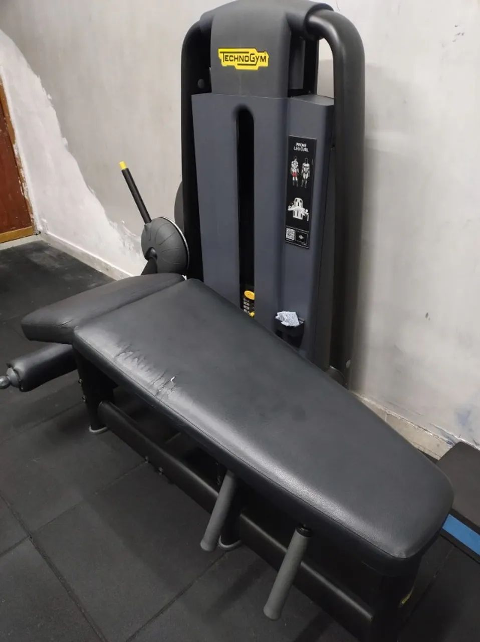Mesa flexora Technogym