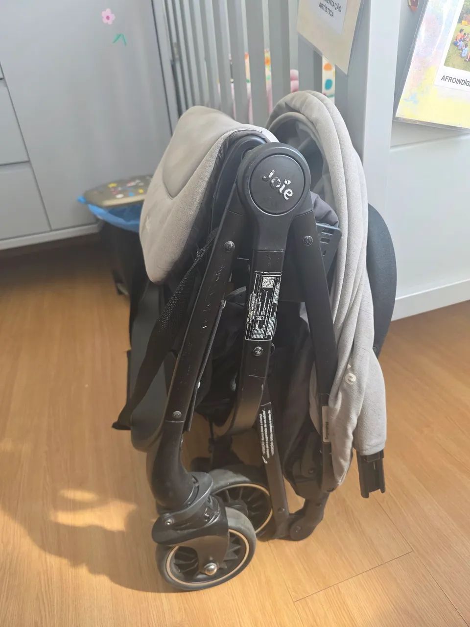Vendo carrinho Joie Tourist na cor Cinza Pebble, super leve, prático e conservado - Foto 5
