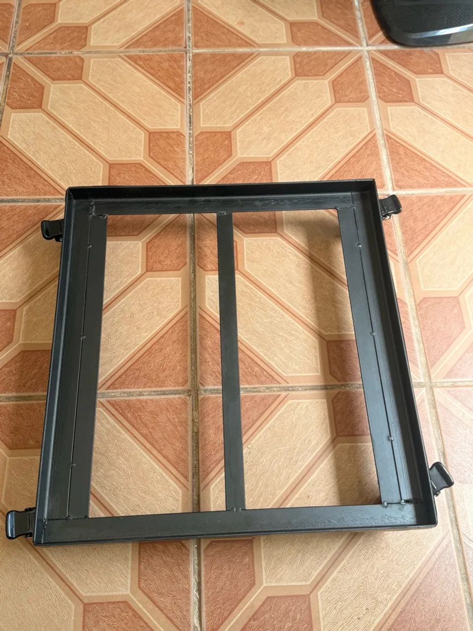 Suporte móvel feito com cantoneira e rodas