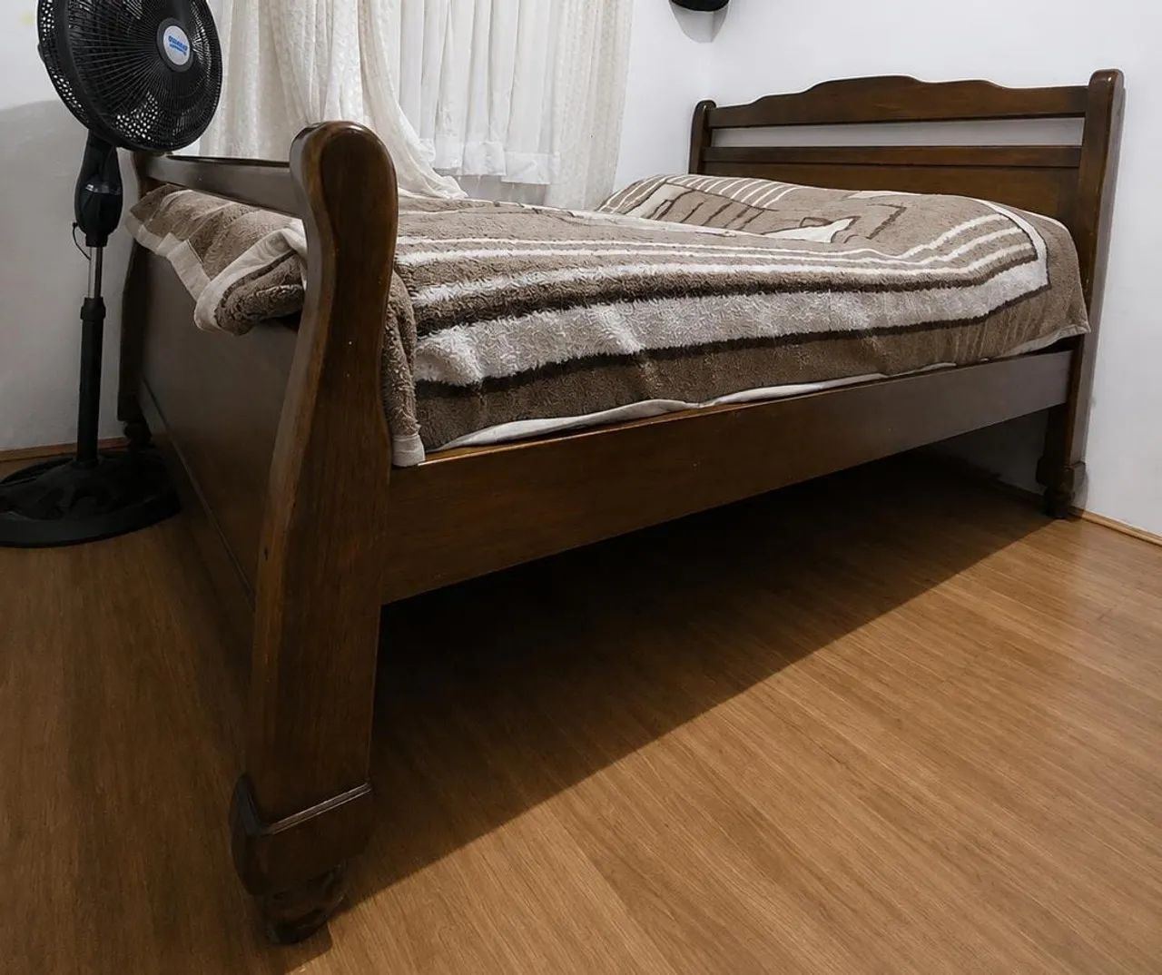 Oportunidade! Cama e rack de madeira maciça 